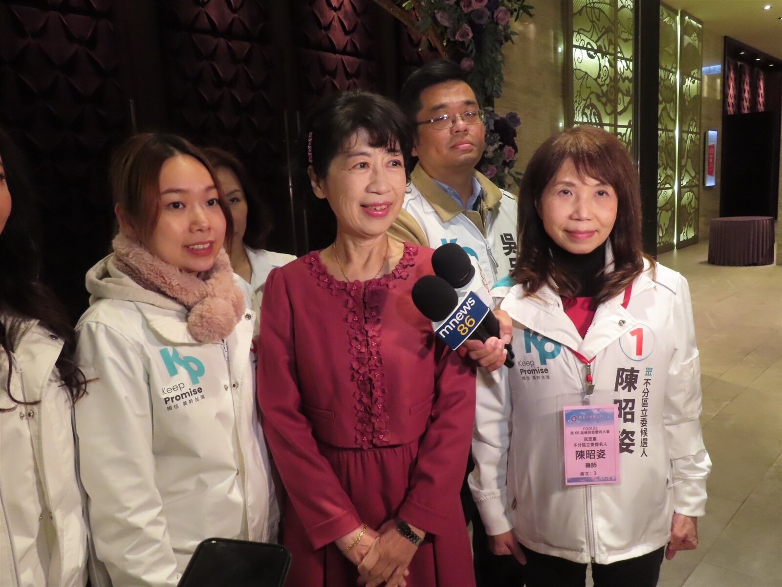 民眾黨主席柯文哲妻子、醫師陳佩琪（中）今天陪同民眾黨第二選區立委候選人李有宜（左）到新莊參加新北藥師公會活動。記者葉德正／攝影 