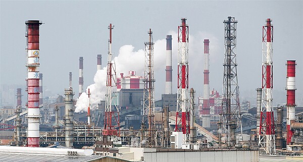 環境部規畫碳費收費計算公式,擬以年排放量扣除二點五萬公噸,再乘碳費費率來徵收,等於排碳大戶有二點五萬公噸碳排的免費額度。圖為高雄大林蒲石化工業區。記者劉學聖/攝影