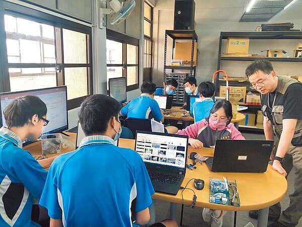 讓教育精緻化,基隆市政府宣布將市立高中每班人數調降為30人。圖/基隆市政府提供