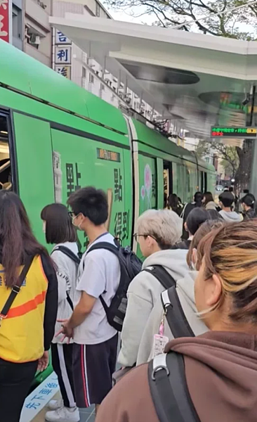 高雄輕軌路網成圓後首個上學日,放學期間候車亭擠滿學生。圖/翻攝臉書社團高雄大小事