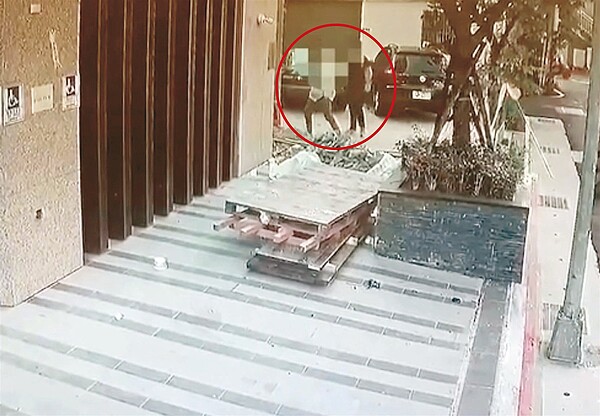 二名裝潢工前天陳屍台北市內湖區新建大樓施工屋內,監視器拍下二人當天上午前往時最後身影(圓圈處)。記者李隆揆/翻攝