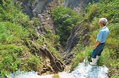 左鎮二寮農地坍方　變10樓高「大峽谷」