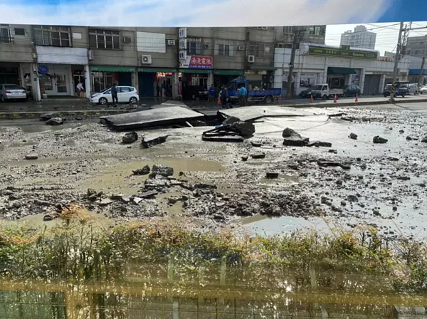 彰化縣員林市莒光路路面上午發爆裂，初步了解與生自來水管線破裂有關。圖／民眾提供