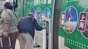 高雄輕軌驗票機螢幕難辨識　進站乘客反覆刷卡關「覺得尷尬」