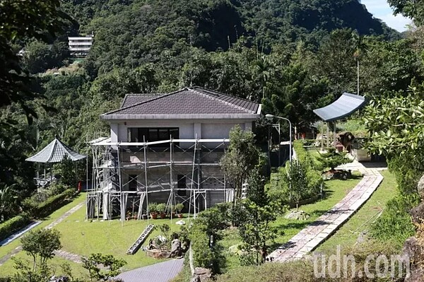 新北市立委第12選區候選人廖先翔家族庭園,建在山坡地保育區遭爆違法,此為拆除前景象。圖/聯合報系資料照