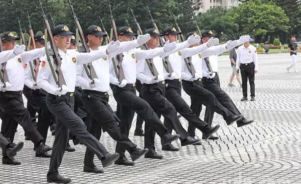 軍公教今年元旦起調薪4%,外界關心軍公教退休金是否調整,行政院長陳建仁今(4)日指出,行政院已先行與考試院溝通,並在今年中央政府總預算案調整軍公教待遇準備科目下匡列44億元,預作準備,後續如有啟動調整會溯及今年1月1日起調整。示意圖/聯合報系資料照