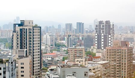 碳費是否將進一步推升房價？引起各界關切。圖為從高處俯瞰台北市區。（本報資料照片）