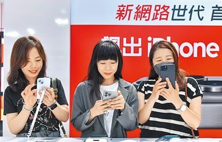 圖為遠傳電信開賣Apple iPhone 15系列手機時，現場展示新機供民眾試用選購。（本報資料照片）
