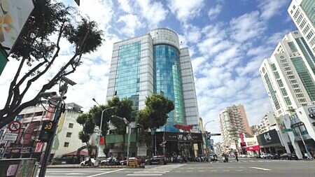 誠邑築建設近期砸下5.8億元重金,買下中市北區熱門商圈的「德成大樓」當起包租公。圖∕曾麗芳