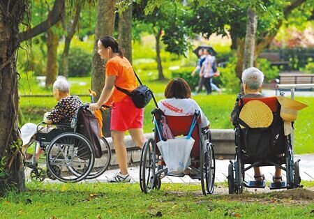 有些保戶可能邁入中高齡，才打算要買長照險或醫療險，用原保單轉換可以回溯原保單的投保年齡，才會選擇要轉換。圖∕本報資料照片