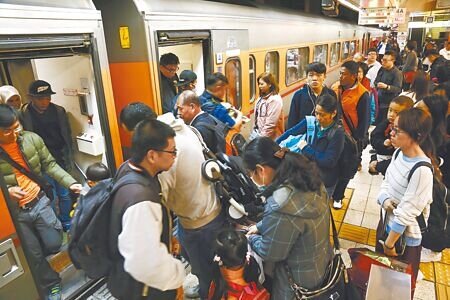 圖為台鐵月台上陸續出現返鄉搭車人潮。（本報資料照片）
