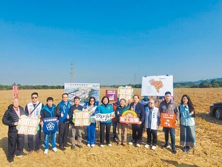 古坑產業加值園區開發面積約71頃，將引進食品加工廠、機械業廠商為主，以解決雲林農產滯銷無處加工窘境，雲林縣長張麗善（右六）4日在基地舉行說明會。（周麗蘭攝）