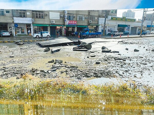 彰化縣員林市莒光路路面4日發生大爆炸,路面炸出大洞,不斷有水從地底流出,所幸無造成人員傷亡。圖/民眾提供