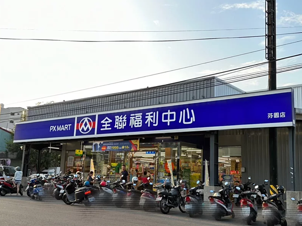 去年7、8月統一發票開獎,全聯福利中心彰化縣芬園鄉芬草門市開出號碼特別獎1000萬元,幸運得主在領獎截止前夕,領走獎金。圖/芬園鄉長林世明提供