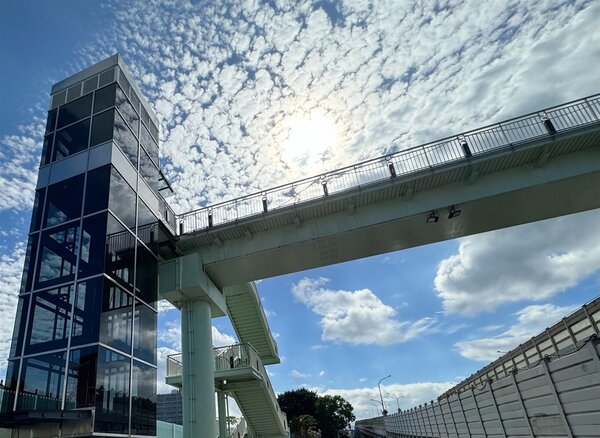 新水源永春天橋完工啟用，增設無障礙電梯進出更便捷。圖／台北市工務局提供