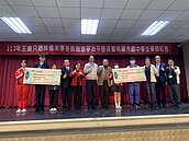 分擔家計棄學4年…他打工賺學費再次走入校園　吳慶堂夫婦贈獎金