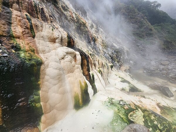 有網友表示看見不少人就近在十三坑野溪溫泉的水源上游彩壁區如廁，懷疑水源遭汙染是肇事主因。圖／陳宏合提供