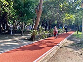 居民樂翻了！板橋國光公園環園步道翻新啟用