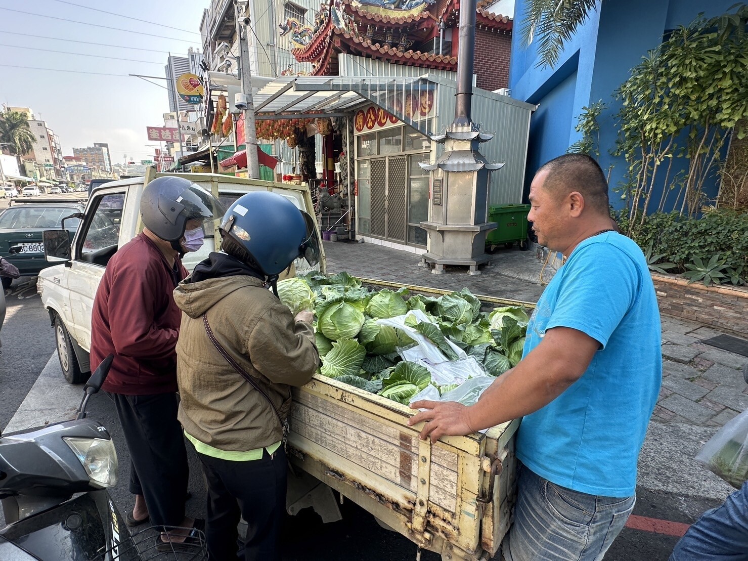 嘉義縣菜農採收高麗菜，開貨車運到嘉義市東門市場叫賣，每顆只賣30元，吸引婆婆媽媽搶買。記者魯永明／攝影 