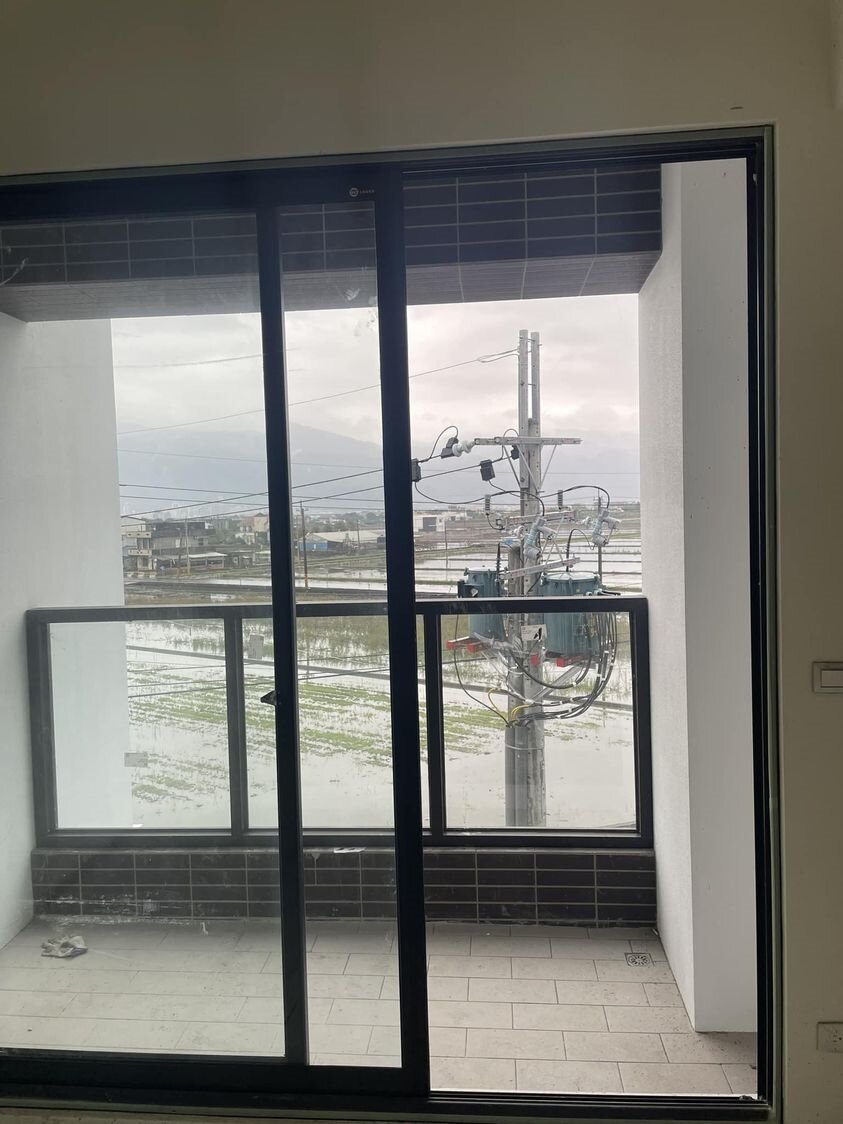 ▼原PO透露,看到新家戶外有電線桿,心情很鬱悶。(圖/翻攝買房知識家A你的Q)