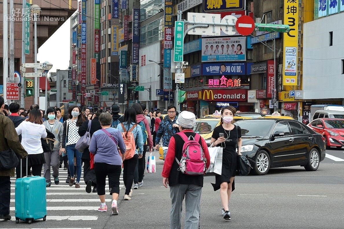 勞工 上班族 小資族 低薪 基本工資 物價 路人 台北車站人潮 圖／好房網News資料照