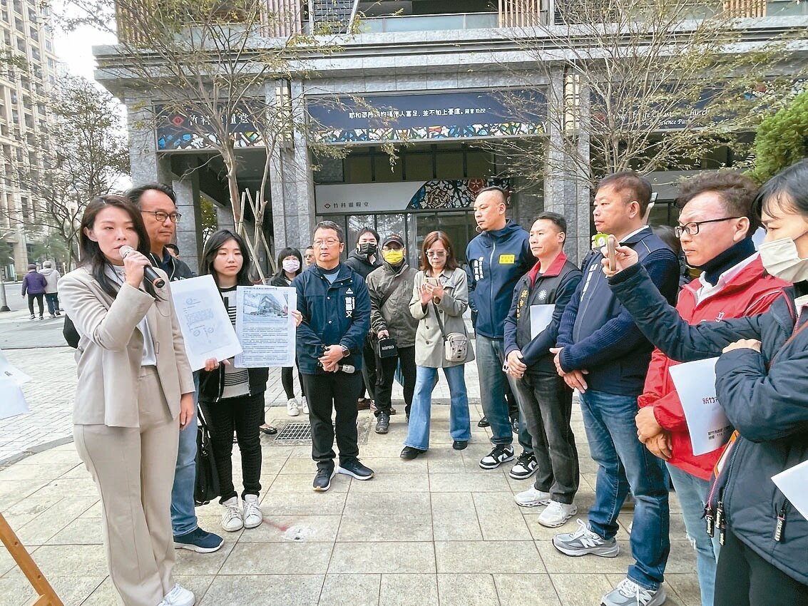 新竹市長高虹安(左1)昨天說明時任立委爭取關埔空橋建設經費經過。記者張裕珍/攝影