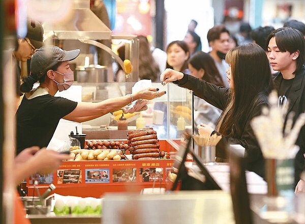 主計總處公布去年12月消費者物價指數（CPI）年增2.71%。民眾明顯感受到消費變貴、荷包縮水。 記者林澔一/攝影