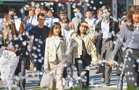 物價上漲、年關將近,1111人力銀行5日發布的「農曆年前轉職意向調查」,48%上班族有年前轉職計畫。圖為示意圖。(本報資料照片)