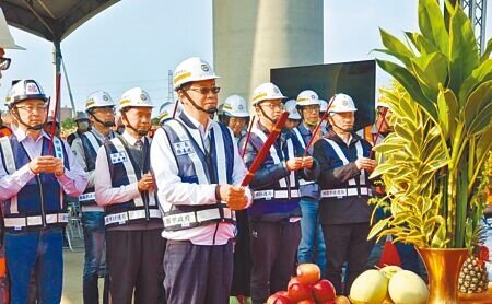桃園市長張善政(前排左三)5日出席八德生活圈六號道路(建德路至介壽路段)開工動土,該道路預計年底完工。(賴佑維攝)