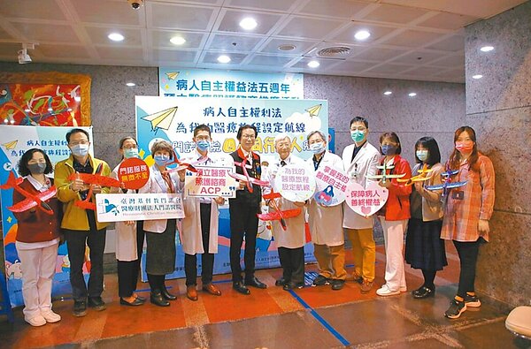 「病人自主權利法」上路5周年,門諾醫院5日響應宣導「為我的醫療旅程設定航線」, 由花蓮縣衛生局長朱家祥(左六)、門諾醫院院長吳鏘亮(右六)等人參加啟航活動,希望能有更多人願意加入簽署。圖/門諾醫院提供
