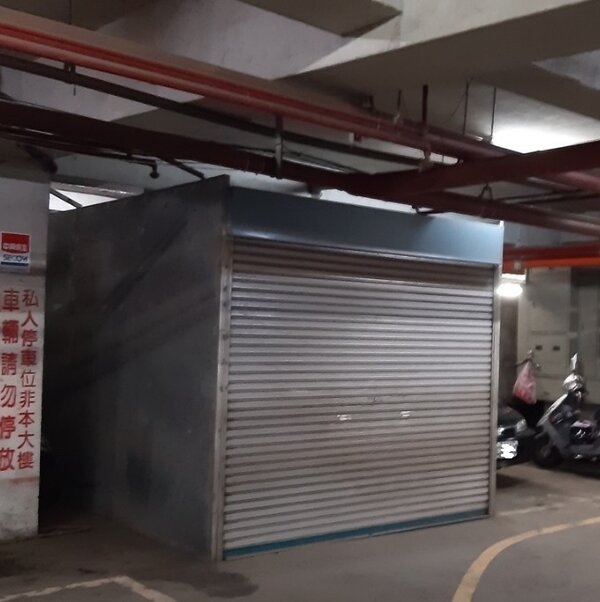 有網友問，在社區地下室看到有停車位蓋成這樣是違法的嗎？圖／截自《Mobile01》