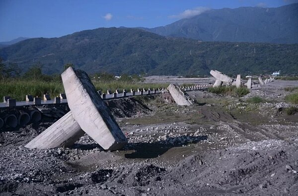 花蓮南區的高寮大橋在前年918地震震毀，今天動工重建。圖／花蓮縣政府提供
