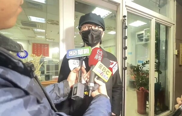 歌手謝震廷做完筆錄步出警所，受訪表示帶刀是為了自保，沒想揮刀傷人。圖／記者李隆揆翻攝
