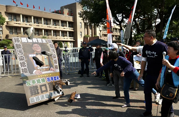 不滿環境部空汙抵換處理原則，多個環保團體到行政院前丟鞋抗議，要求立即廢止抵換原則。記者黃義書／攝影