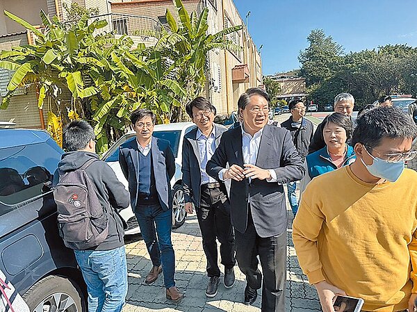 內政部長林右昌(二排右二)與立委蔡適應(二排左二)5日視察東信國小周遭通行環境。圖/蔡適應辦公室提供
