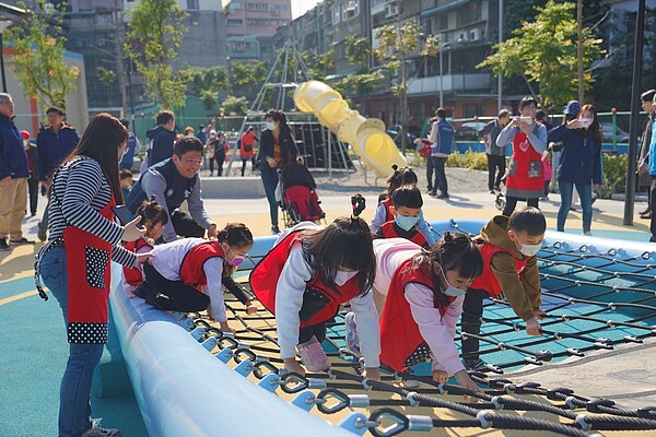 中和佳和公園設置幼兒園、托幼中心，不但解決學齡前幼兒教育、托育及市民運動需求，公園內的體健設施深受幼兒園小朋友喜愛。圖／新北市政府提供

