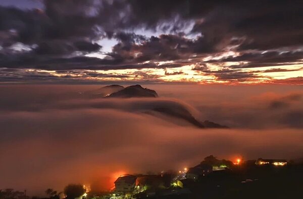 嘉義縣台18線阿里山公路上「頂石棹琉璃光」,是秋冬限定美,每年此時天氣日夜溫差大多變,琉璃光吸引遊客賞景,美景紅到國外。圖/曾國根提供
