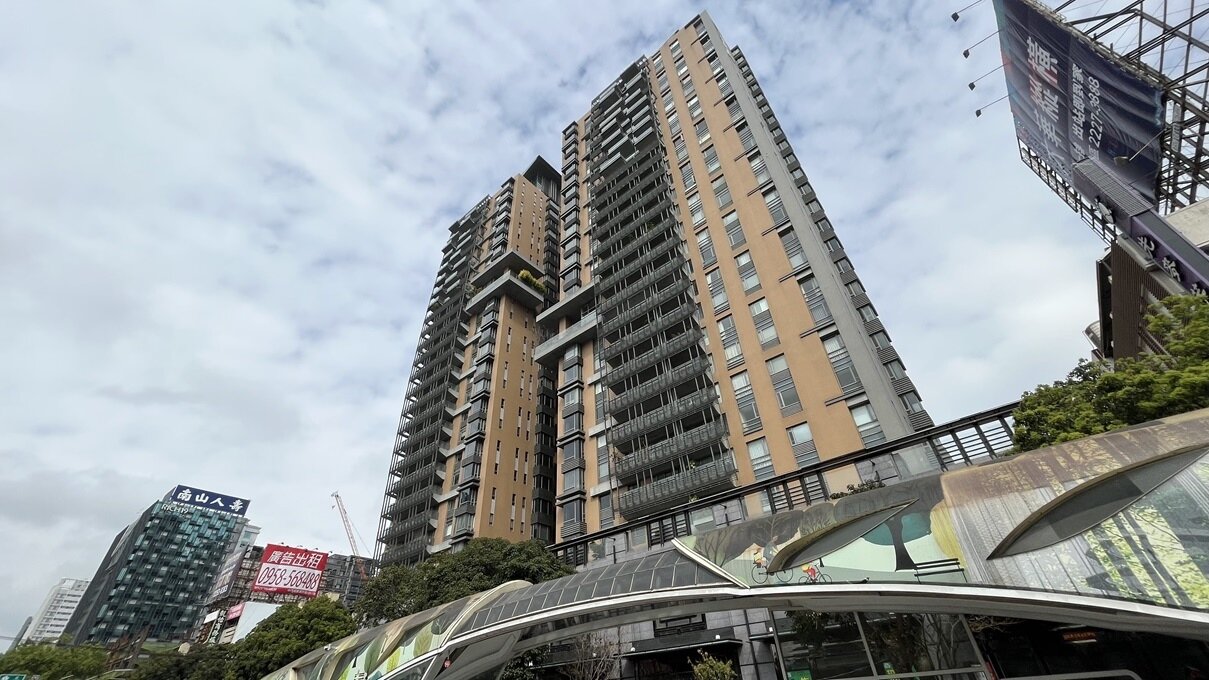 ▼屋齡已13年的「鄉林皇居」,周邊土地已大漲。(圖/<a href="https://house.ebc.net.tw/" target="_blank">EBC地產王</a>張琬聆攝)