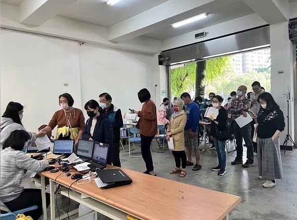 台中市文心森林公園疫苗接種站今天下午一開站,就出現搶打潮。圖/醫師施勝桓提供