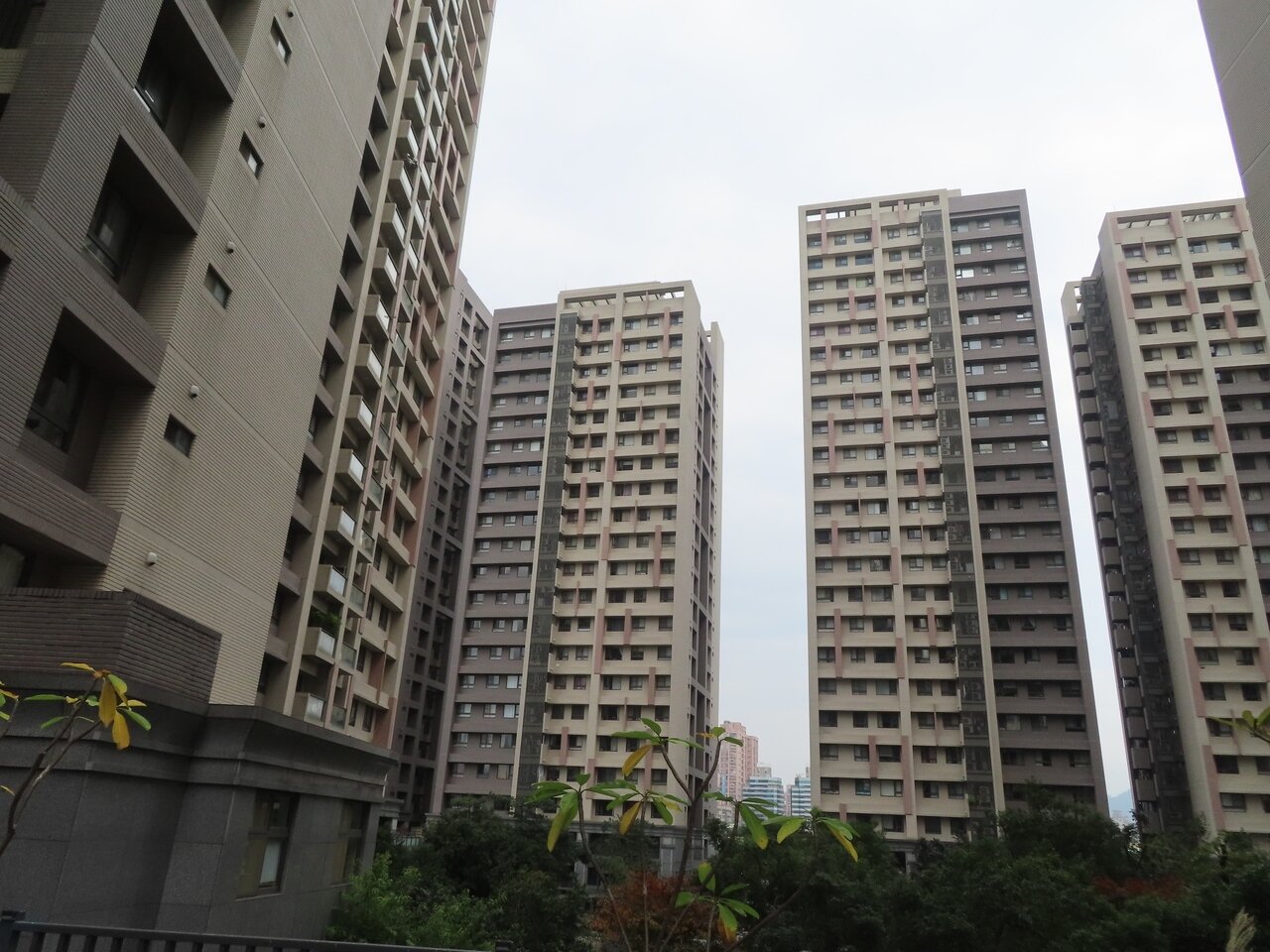 新北市板橋區的日勝幸福站A6東區社區，獲得低碳社區白金級認證，更取得節能E好宅四星級認證。記者葉德正／攝影  