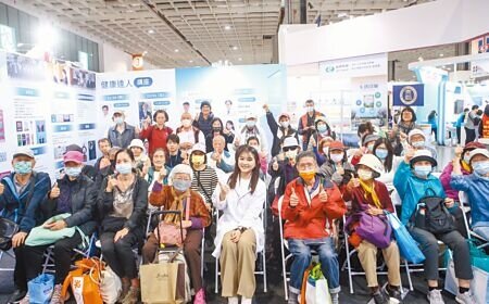 「新光醫療展健康達人講座」新光醫院營養課營養師吳文惠(中)主講「掌握2原則,外食健康吃」,新光醫院推「愛腎小幫手」APP照護腎友。(鄧博仁攝)