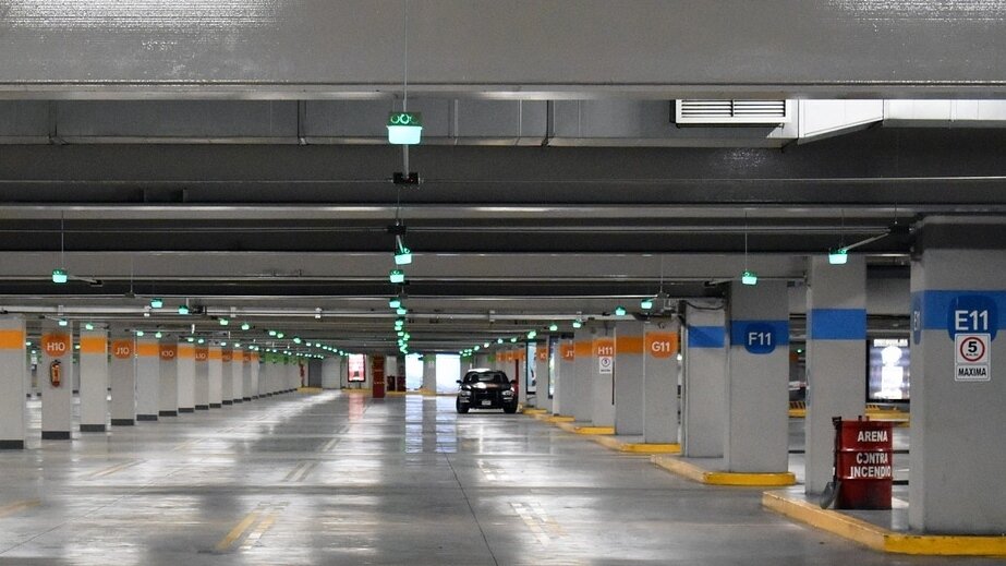 ▼有些網友表示，自家社區也有類似的互助情況，並認同鄰居間這樣的互動很溫馨。（示意圖／取自<a href="https://pixabay.com/photos/parking-lot-loneliness-vacuum-4455360/"><span style="color:#000000;">pixabay</span></a>）