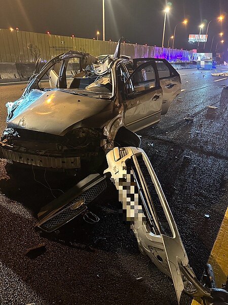 國道1號北上230.9公里靠近西螺服務區路段,6日晚9時許發生一起嚴重車禍,一輛銀色自小客車翻覆、車頭全毀,車上一人噴出車外、橫躺車道上,疑因遭受猛烈撞擊當場死亡,另一人則受傷送醫救治。圖/警方提供