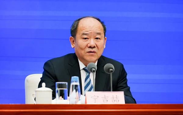 大陸政協經濟委員會副主任、前國家統計局局長寧吉喆6日表示,大城市住房、汽車甚至煙火砲竹消費等各種消費限制應逐步消除。(取自澎湃新聞)