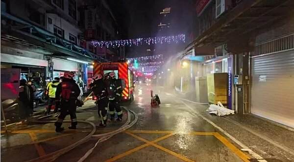 新北市新店區光明街連棟公寓4樓今晚8時40分冒出濃煙,新北市消防局出動11車30餘人到場搶救,火勢在晚上8時53分撲滅,消防人員入內在4樓屋內靠前陽台處,發現92歲陳姓男子已無生命跡象,由救護車送往新店慈濟醫院急救。圖/記者王長鼎翻攝