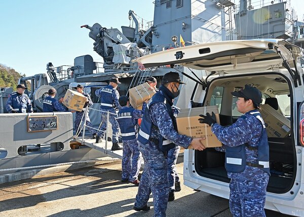 位於舞鶴市的海上自衛隊人員正在將救災物資裝載到開往能登半島的多用途支援艦火內號上。圖／維基百科