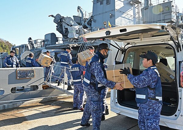 位於舞鶴市的海上自衛隊人員正在將救災物資裝載到開往能登半島的多用途支援艦火內號上。圖／維基百科