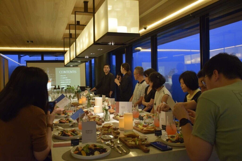 陸府建設「美學總部」安排精緻服務關係師,透過體驗活動,讓消費者提前感受社區服務。(陸府建設提供)