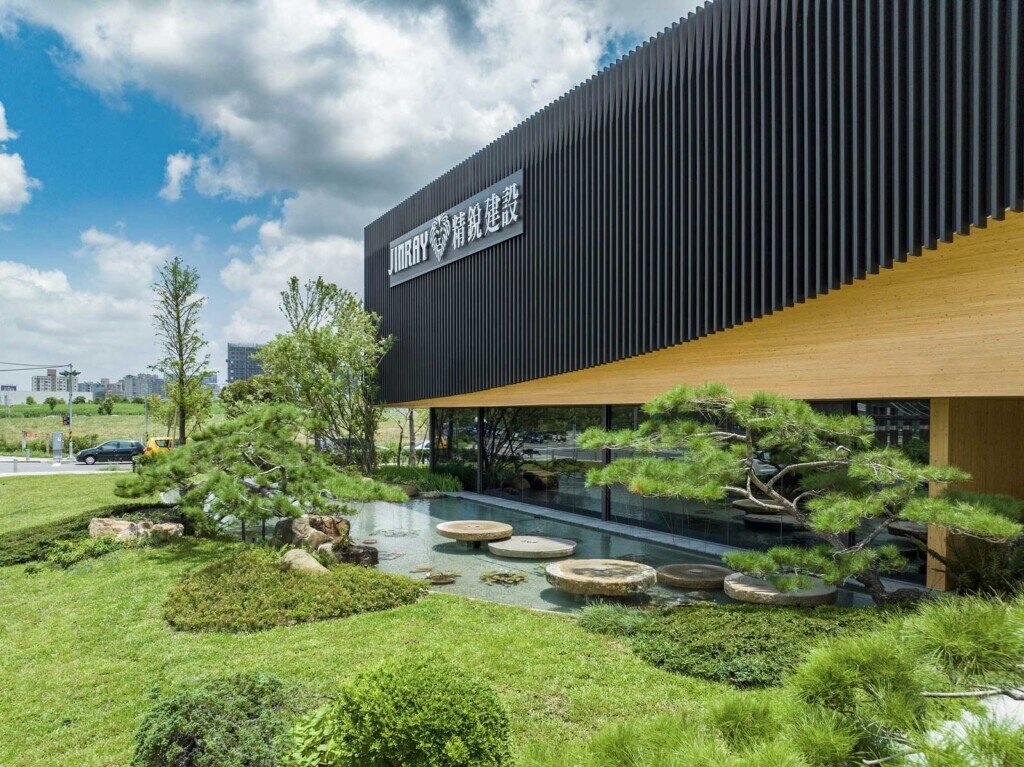 精銳建設「綠奢華體驗館」,邀請『陶朱隱園』的景觀團隊打造其外部庭園。(精銳建設提供)