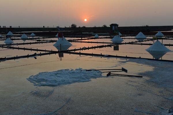 台南鹽田下的夕照美景廣受旅客喜愛。圖/台南市府提供